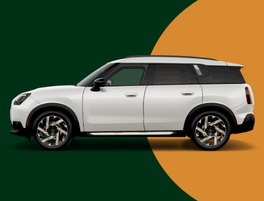 Side view of a white MINI Countryman on a green background with an orange circle behind the vehicle.